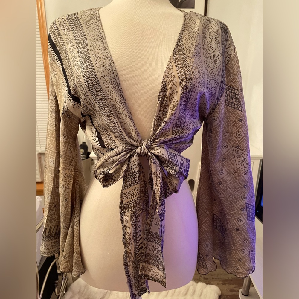 Beautiful Silk Tie-Front Cropped Top. Gray and Gold Print